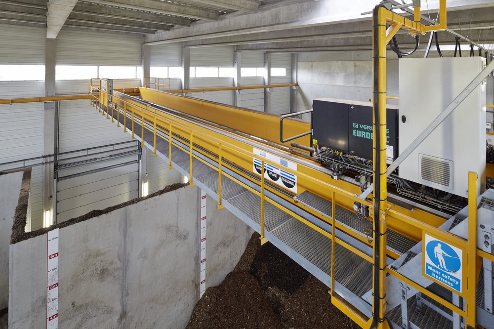Somec, een filiaal van Dalkia, is een aanbesteder op het gebied van stedelijke verwarming en distributie van sanitair warm water in de regio van Val Fourré in Mantes la jolie in de Yvelines. De nieuwe biomassa verwarmingsinstallatie die in december werd geopend is grotendeels geautomatiseerd en het takelwerk van Verlinde EUROBLOC VT van 6,3 ton, is een belangrijk onderdeel van deze automatisering.